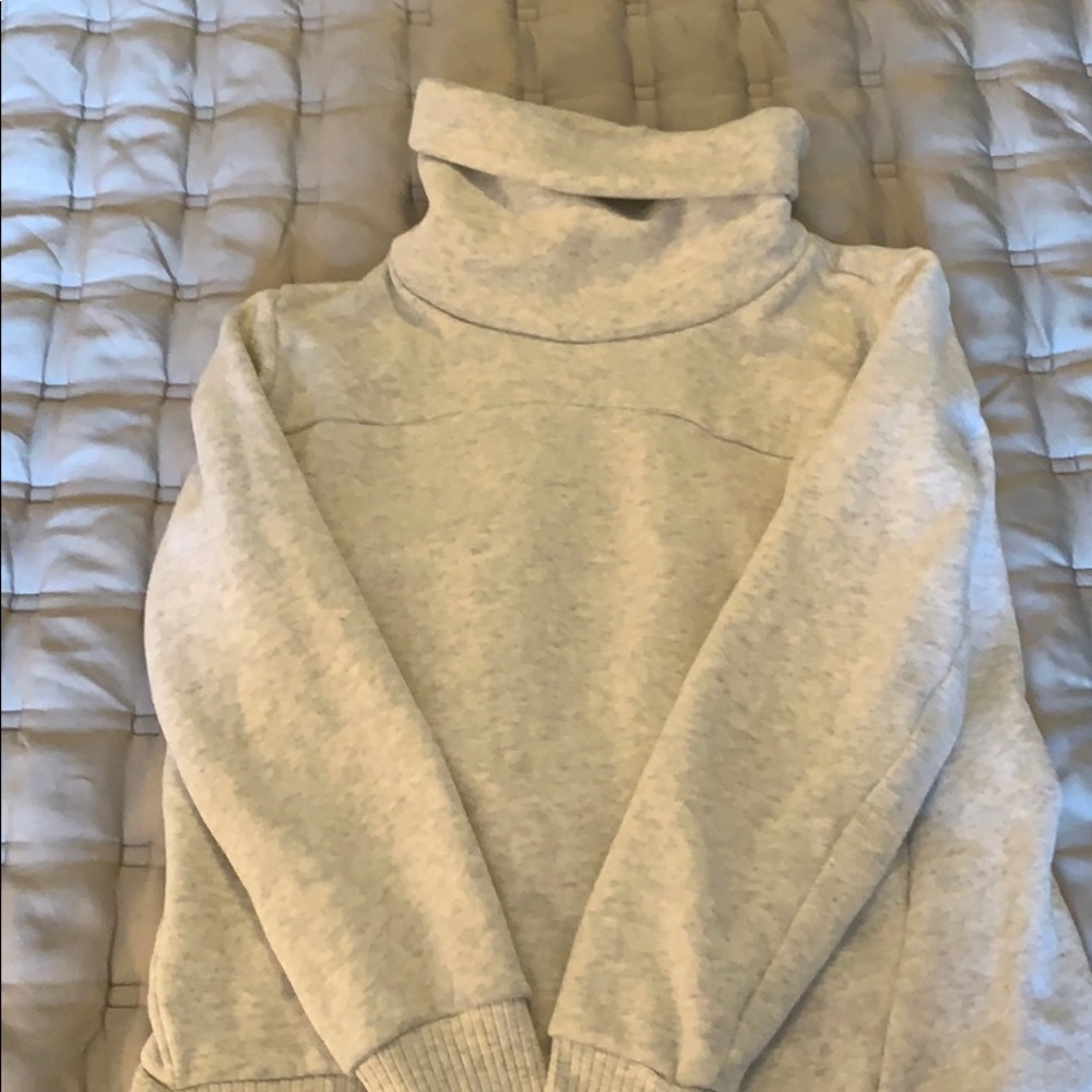 Alo Turtleneck sweatshirt